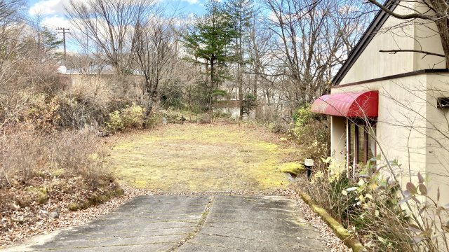店舗付き住宅 物件　那須郡那須字湯本の外観|敷地内では夏にはツツジ、秋には山菜が楽しめます。
土地は2000㎡以上あるので敷地内でBBQを楽しむ
