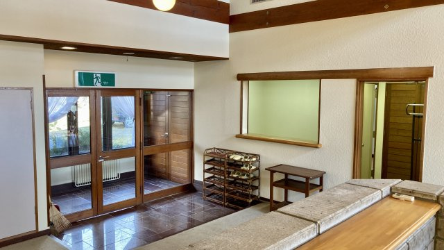 店舗付き住宅 物件　那須郡那須字湯本の玄関|玄関は２重構造になっており高級感があります。
