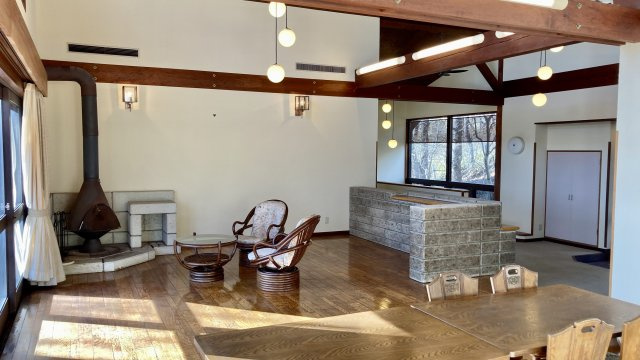 店舗付き住宅 物件　那須郡那須字湯本の内装|中央ホールは天井が高く開放感があります。
照明もお洒落で素敵な空間です。