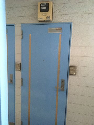 レオパレス千駄木A棟の玄関