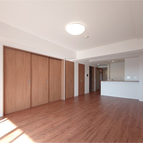 リリーベル宮前ヒルズの居間・リビング|収納の多いリビングです