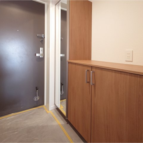 リリーベル宮前ヒルズの玄関|全身鏡付きの玄関収納です