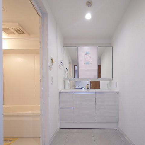 リリーベル宮前ヒルズの独立洗面台|間口の広い使い勝手のよい洗面化粧台です