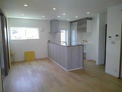 安芸郡府中町浜田本町の居間・リビング