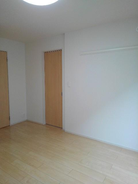 サザンクロスの寝室|落ち着いた色合いのフローリングタイプ