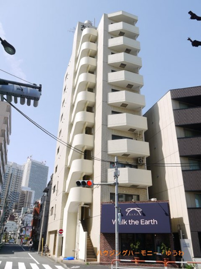 【外観】 | 大塚台センチュリー21 | 陽光浴びる外観がシンプルな外観をより際立たせ、人々の記憶に存在感を植え付けます。