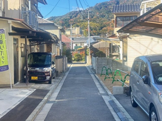 【前面道路含む現地写真】 | 安佐南区古市4（古市橋駅まで徒歩5分）限定1棟 | 前面道路2.6ｍ