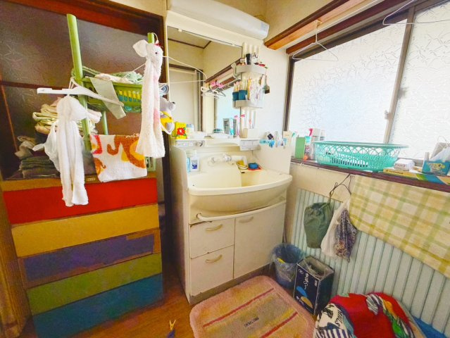 残置物お片付け済♪約180坪の広々土地+中古住宅♪の脱衣所