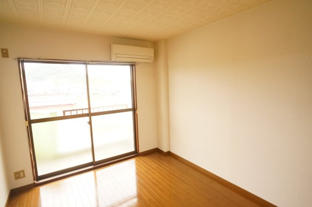 ライズ綾の洋室