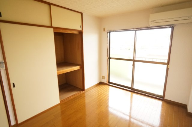 ライズ綾の洋室