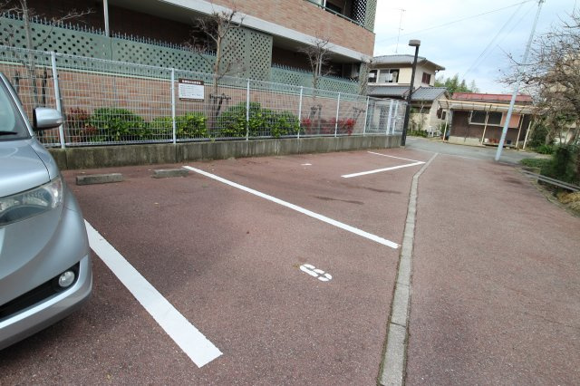 ラッフィナート有瀬の駐車場