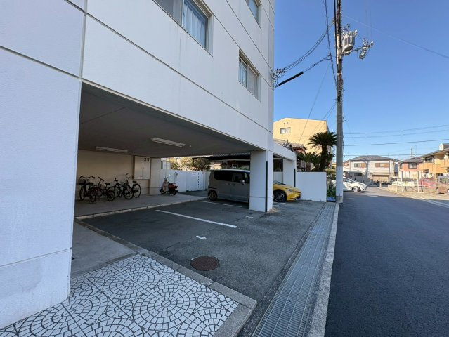 ロイヤルコーポ魚住の駐車場