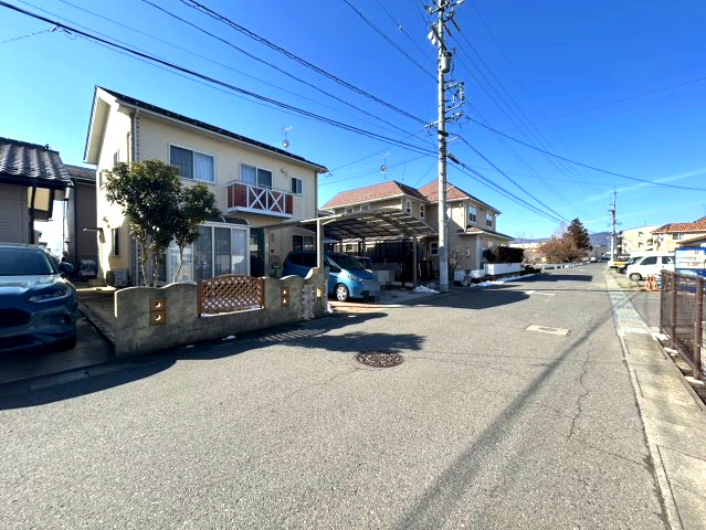 中古戸建　長野市稲里町中央三丁目の前面道路含む現地写真