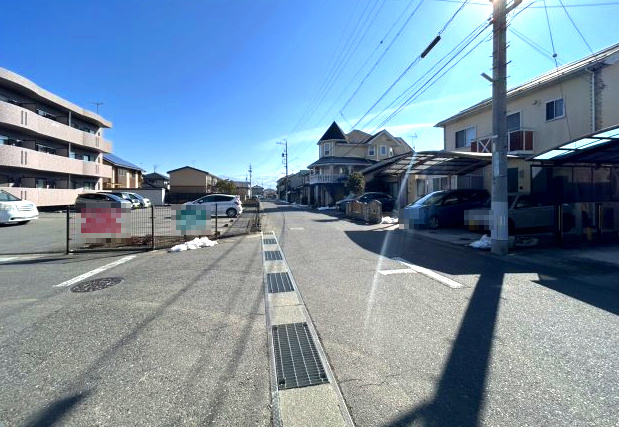 中古戸建　長野市稲里町中央三丁目の前面道路含む現地写真