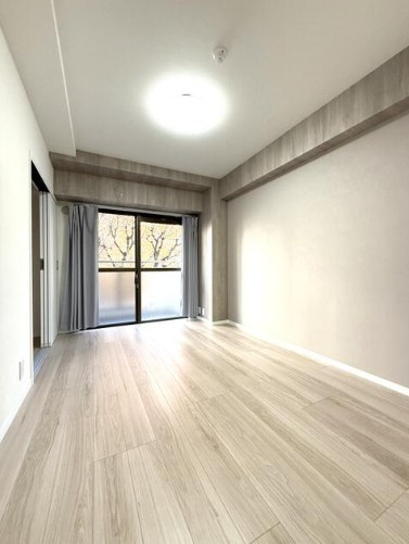 【洋室】 | 池袋ダイカンプラザ | 暖かいひだまりを全身で感じ取れる室内。