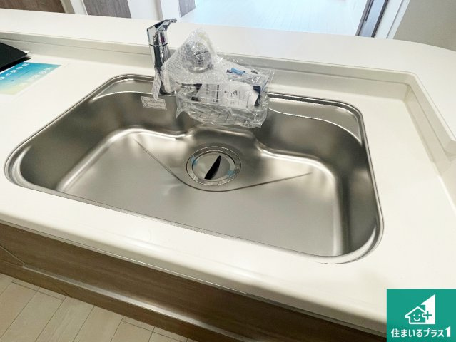 西宮市北六甲台4丁目　新築一戸建ての独立洗面台|清潔感のある洗面台です。フラットな鏡は掃除がしやすく毎日清潔！ホースは引き出して使えるので洗顔やお掃除の際に便利です！