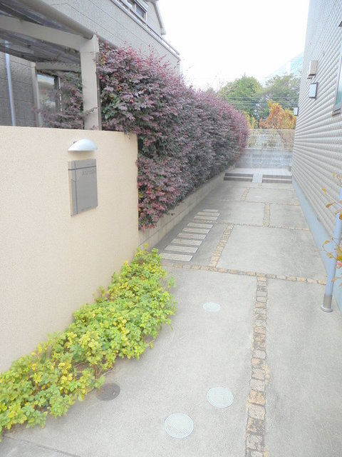 メゾン　ジュネスのエントランス|通りから建物へ