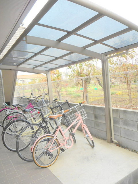 メゾン　ジュネスのその他共用部分|屋根つき駐輪場
