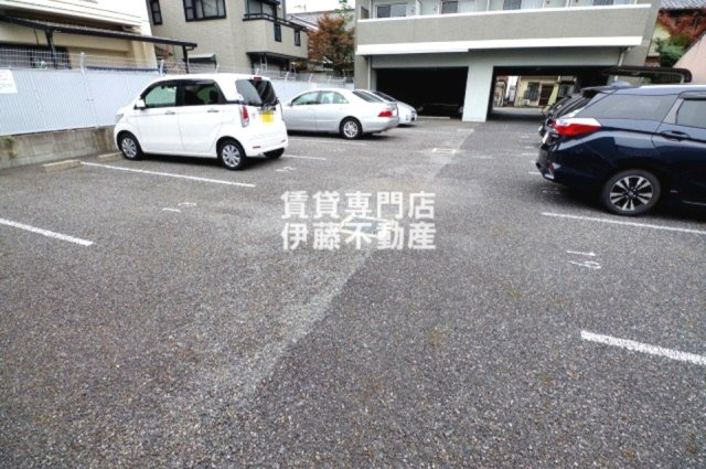 プランドール浅間町の駐車場