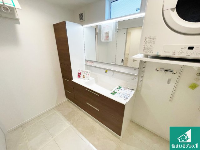 尼崎市西立花町1丁目　新築一戸建ての独立洗面台|清潔感のある洗面台です。フラットな鏡は掃除がしやすく毎日清潔！鏡裏には収納があるのでスッキリとした洗面台が保てます。