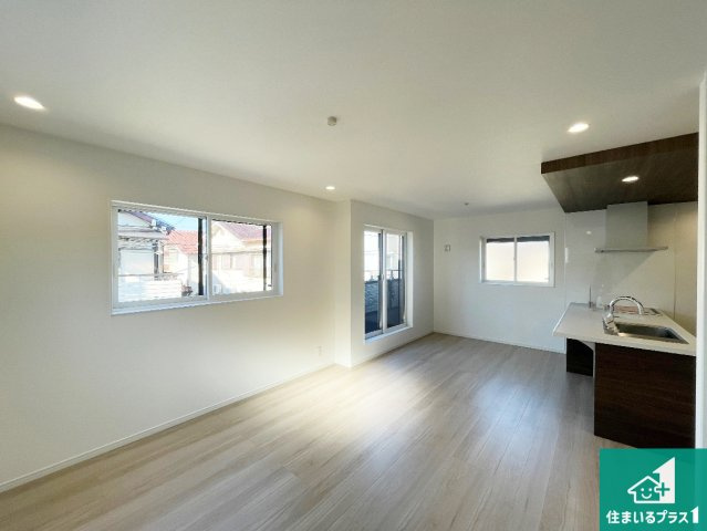 尼崎市西立花町1丁目　新築一戸建ての居間・リビング|日当たり良好の明るいリビングで朝の目覚めもスッキリできそう！対面キッチンでご家族のコミュニケーションも自然と増える設計！小さなお子様が遊ぶスペースを作っても広々とくつろげるLDK！