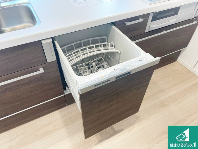 尼崎市西立花町1丁目　新築一戸建ての設備|食事後の一仕事、食器洗いをボタン一つでお任せできちゃいます！場所を取らないビルトイン式なので、お料理スペースもしっかり確保！