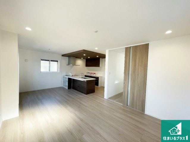 尼崎市西立花町1丁目　新築一戸建ての居間・リビング|日当たり良好の明るいリビングで朝の目覚めもスッキリできそう！対面キッチンでご家族のコミュニケーションも自然と増える設計！小さなお子様が遊ぶスペースを作っても広々とくつろげるLDK！