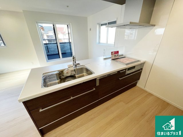 尼崎市西立花町1丁目　新築一戸建てのキッチン|子供を見守りながらお料理が出来るため家族のコミュニケーションか増えます♪スペースが広く確保されている為お子様が大きくなったときは一緒に料理を楽しめます♪