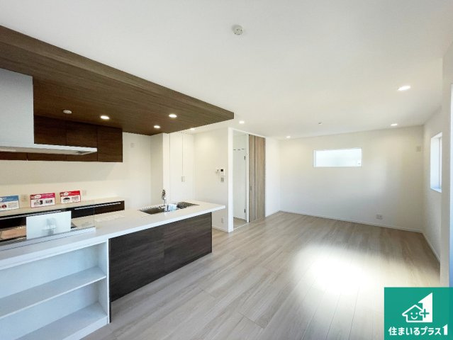 尼崎市西立花町1丁目　新築一戸建ての居間・リビング|明るいリビングで朝の目覚めもスッキリできそう！対面キッチンでご家族のコミュニケーションも自然と増える設計！小さなお子様が遊ぶスペースを作っても広々とくつろげるLDK！