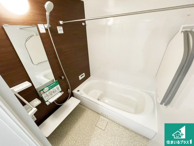 尼崎市西立花町1丁目　新築一戸建ての浴室|足をゆったり伸ばして寛げる浴槽です。窓が設けられていますので差し込む光が明るく穏やかな雰囲気にしてくれます♪浴室乾燥機も設置しているので、雨の日の洗濯物も安心です♪