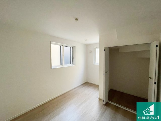 尼崎市西立花町1丁目　新築一戸建ての洋室|寝室は心地よい眠りについてもらいたくて、シンプルかつ開放的な空間な設計にしています！大きな窓から差し込む日が心地いいです♪