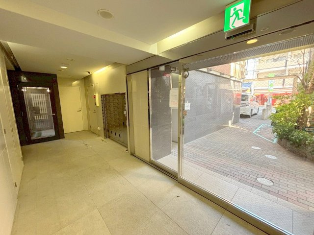 第3クリスタル三国駅前のエントランス