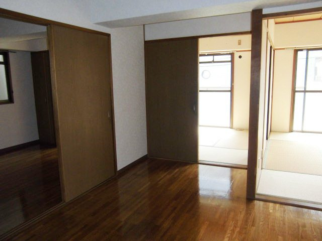 ウエストハイツ灘の洋室