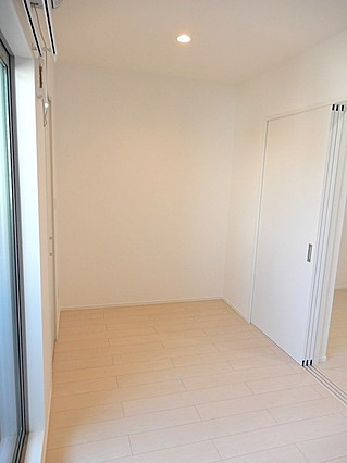 ルアナ新神戸の洋室