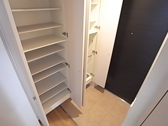 ラ・ウェゾン神戸海岸通の玄関