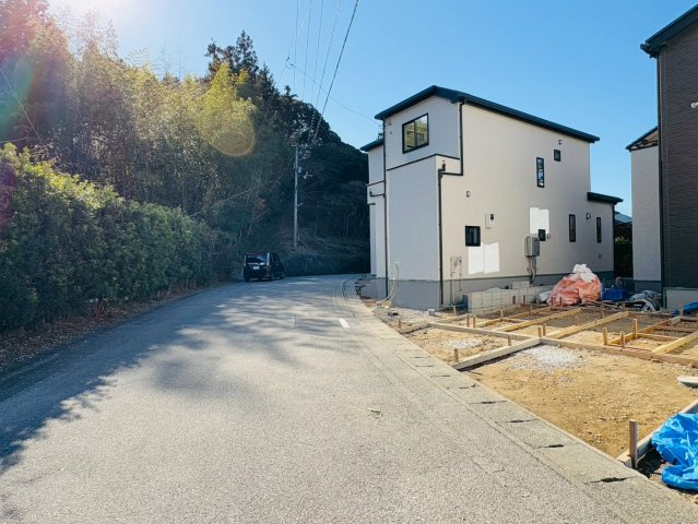 南国市緑ヶ丘2棟 1号棟の前面道路含む現地写真