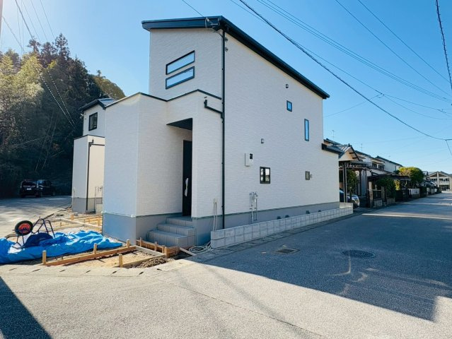 南国市緑ヶ丘2棟 1号棟の前面道路含む現地写真
