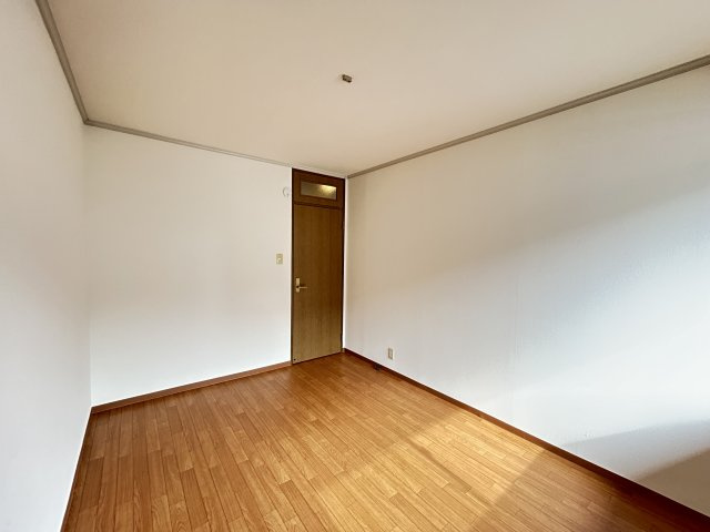 ウェル高の原の洋室|落ち着いた色調の洋室です