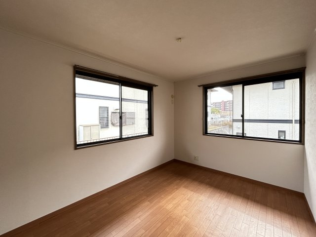 ウェル高の原の洋室|明るい洋室です