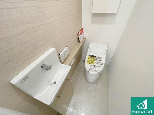 尼崎市西立花町5丁目　新築一戸建てのトイレ|1・2階の2ヶ所にあるので、朝の忙しい時間の順番待ちもなく、深夜の利用にも大変便利です。