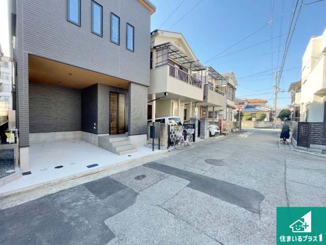尼崎市西立花町5丁目　新築一戸建ての前面道路含む現地写真|周辺は閑静な住宅街！前面道路広々で車の出し入れも便利です。駐車が苦手な方でも安心して車庫入れできます！