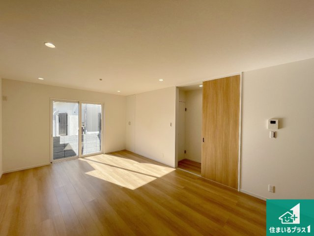 尼崎市西立花町5丁目　新築一戸建ての居間・リビング|日当たり良好の明るいリビングで朝の目覚めもスッキリできそう！対面キッチンでご家族のコミュニケーションも自然と増える設計！小さなお子様が遊ぶスペースを作っても広々とくつろげるLDK！