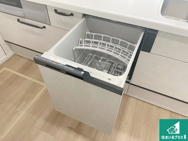 尼崎市西立花町5丁目　新築一戸建ての設備|食事後の一仕事、食器洗いをボタン一つでお任せできちゃいます！場所を取らないビルトイン式なので、お料理スペースもしっかり確保！