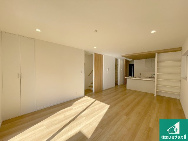 尼崎市西立花町5丁目　新築一戸建ての居間・リビング|日当たり良好の明るいリビングで朝の目覚めもスッキリできそう！対面キッチンでご家族のコミュニケーションも自然と増える設計！小さなお子様が遊ぶスペースを作っても広々とくつろげるLDK！