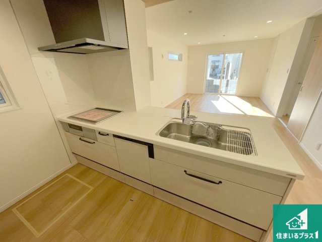 尼崎市西立花町5丁目　新築一戸建てのキッチン|リビングと統一感があり、使い勝手のいいキッチン。広々としているので、二人並んで作業が出来ちゃいます。お子様と一緒に色々なお料理に挑戦できるスペースがあります。