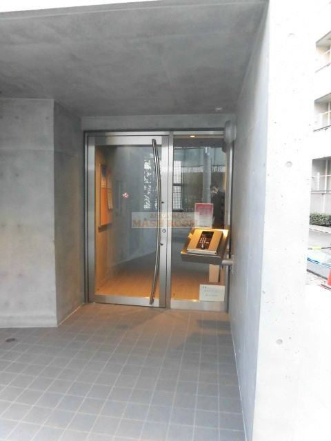 中野区本町２丁目の賃貸マンションのエントランス
