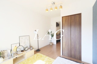 【居間・リビング】 | いづみニッテイ・ハイツ北新宿 | 洋室のお部屋です。※家具家電はイメージです。