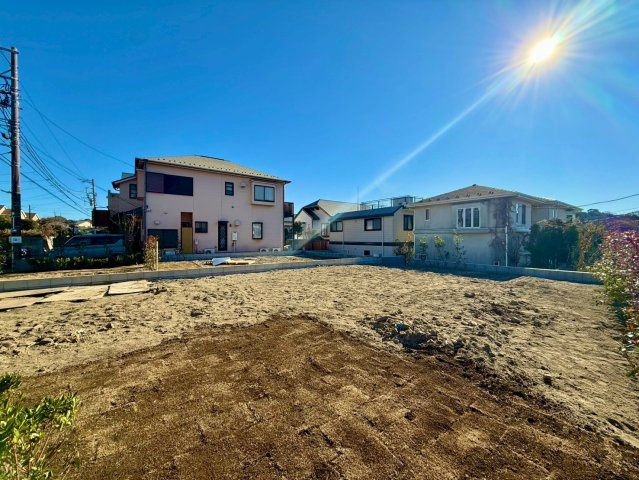 鎌倉市梶原新築戸建の前面道路含む現地写真|鎌倉の自然を身近に感じながら暮らせる立地です。