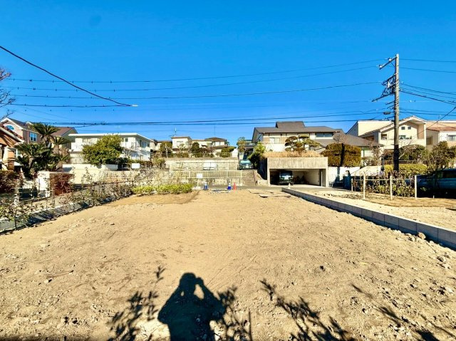 鎌倉市梶原新築戸建の前面道路含む現地写真|日々の暮らしを大切にしたい方におすすめの立地です。