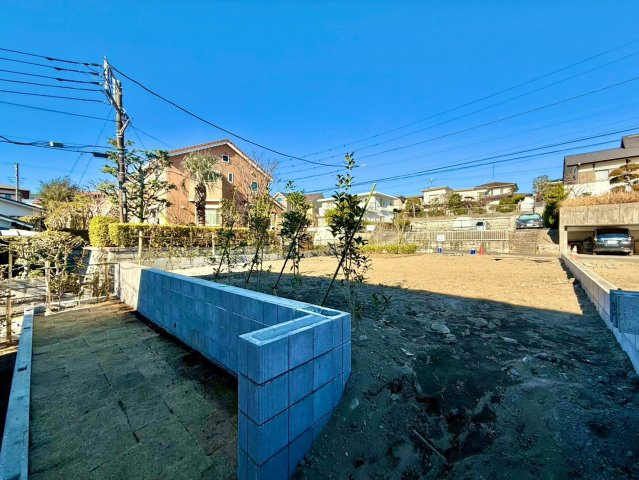 鎌倉市梶原新築戸建の前面道路含む現地写真|周囲の環境と調和した、安心して暮らせる土地です。